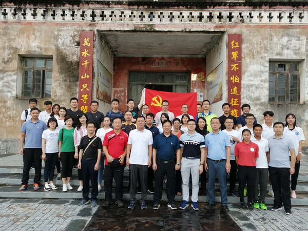省教育厅青年党员赴南雄市开展“不忘初心、牢记使命”主题党日活动-1_已压缩.jpg